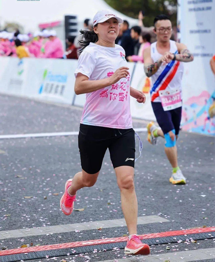 开云体育APP下载-三个孩子三个爹，退役后移居美国，52岁东方神鹿王军霞现在活成了这样|婚姻|冠军|赛道|马拉松|世锦赛_新浪新闻