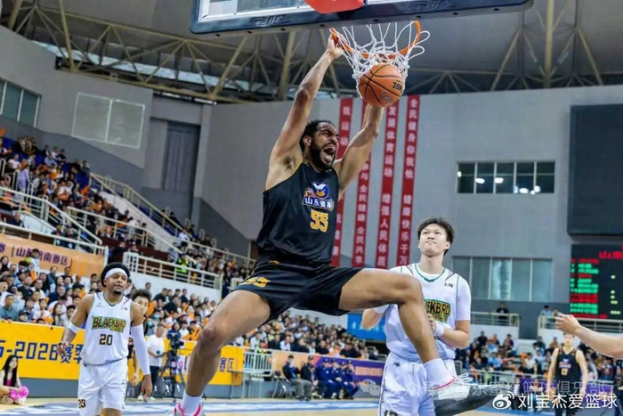 开云体育APP下载-山东蜜獾第一年：一群在NBL″陪跑″的年轻人，图什么？|山东队|篮球|上海|三分球|篮协_新浪新闻